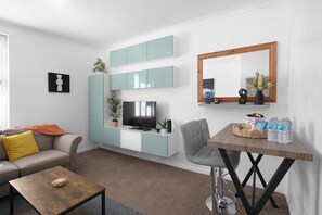 Smart TV - Modern 1 Bedroom Apartment in Gravesend (Gravesend)