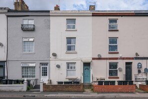 Exterior - Modern 1 Bedroom Apartment in Gravesend (Gravesend)