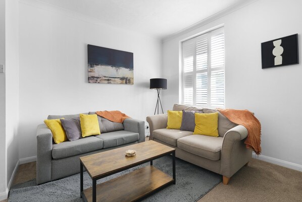 Smart TV - Modern 1 Bedroom Apartment in Gravesend (Gravesend)
