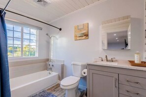 Chuveiro, secador de cabelo, toalhas de banho 