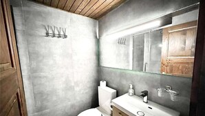 A bathroom with a toilet, sink, and mirror. - Cosy studio for 5 near ski lift, HAMEAU C13 (Les Collons (Vex))