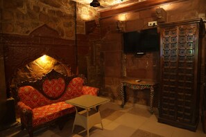 Suite ejecutiva, balcón, vista al patio | Área de sala de estar | Impresora 