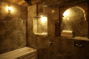 Executive-Suite, Stadtblick | Badezimmer | Hausschuhe