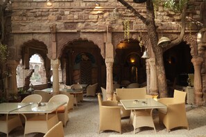 2 restaurantes; se sirven desayunos 