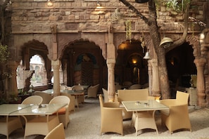 2 restaurantes; se sirven desayunos