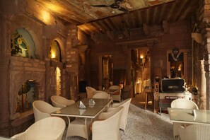 2 restaurants, breakfast served