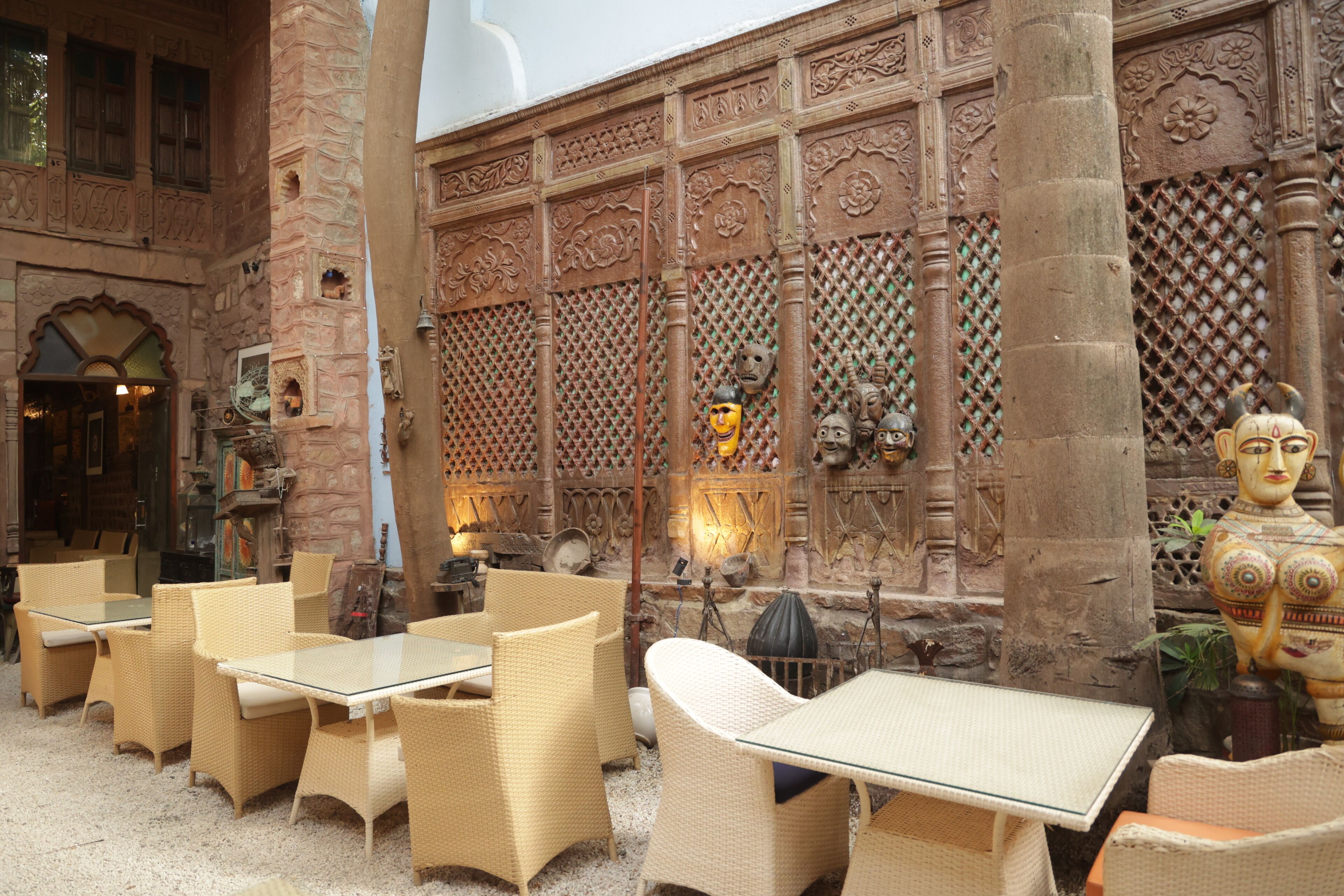 2 restaurants, breakfast served