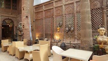 2 か所のレストラン、朝食に営業