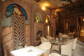 2 restaurantes; se sirven desayunos 