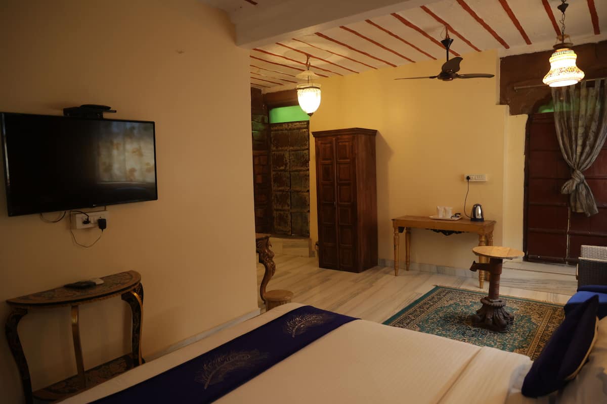 Suite Deluxe, balcón, vista a la ciudad | Insonorización, tabla de planchar con plancha y wifi gratis