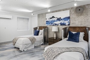 7 bedrooms, desk, iron/ironing board, travel cot