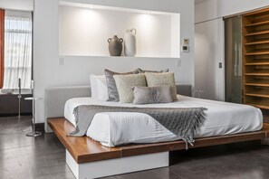7 habitaciones, escritorio y tabla de planchar con plancha 