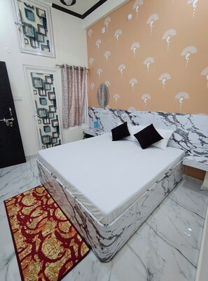 Habitación individual básica, 1 cama de matrimonio | Wifi gratis y ropa de cama