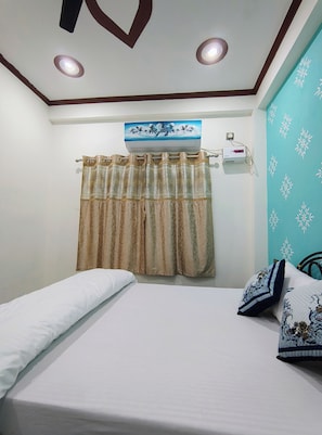 Free WiFi, bed sheets