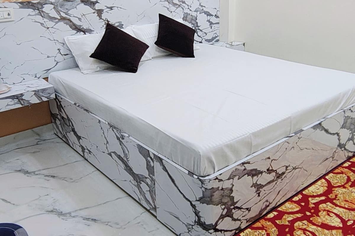 Basic Single Room, 1 Queen Bed | Free WiFi, bed sheets