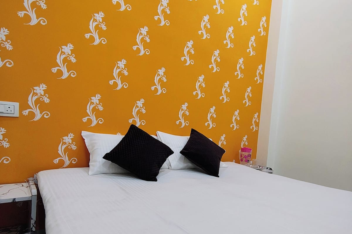 Basic Single Room | Free WiFi, bed sheets