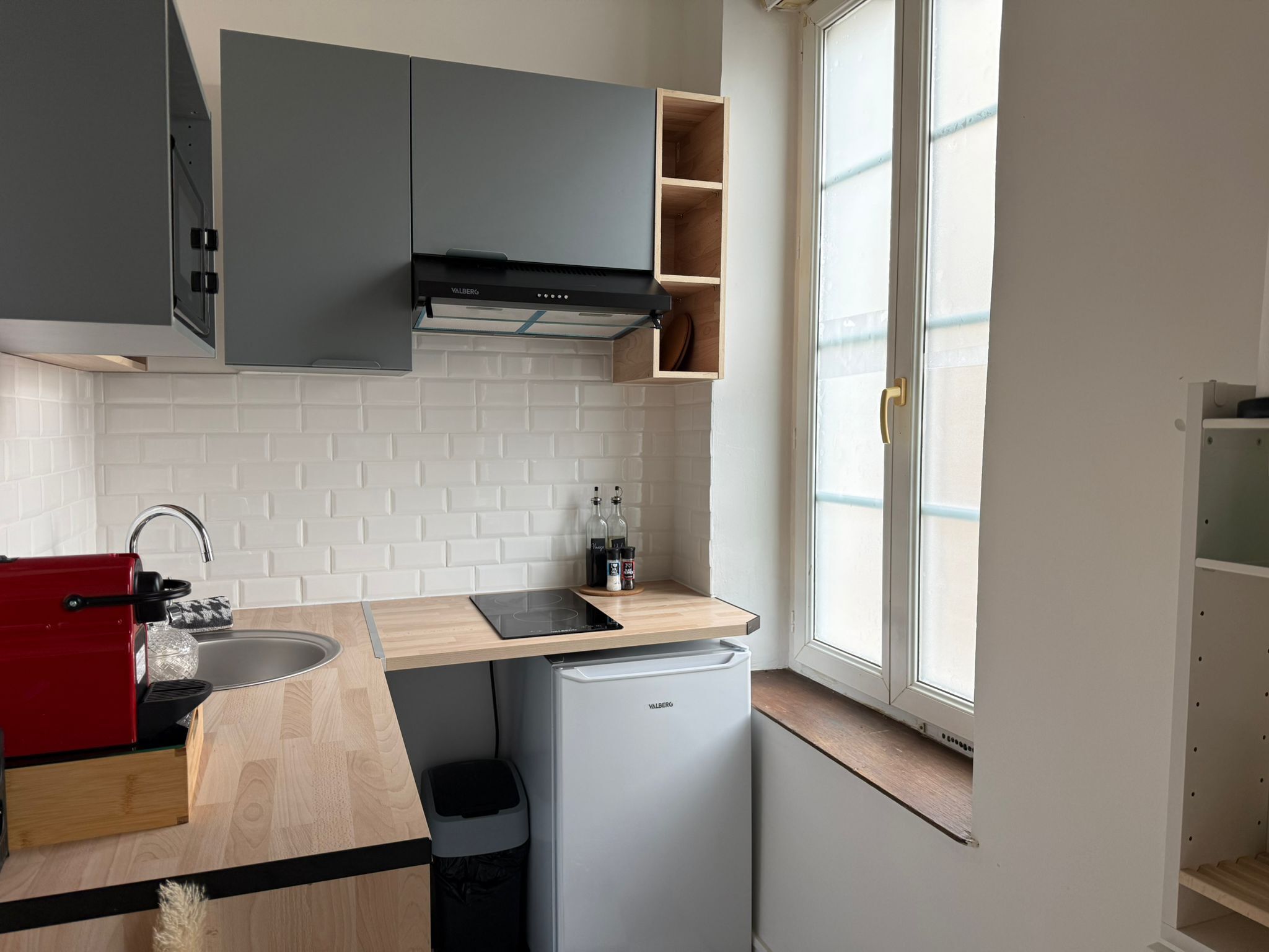 Een koelkast, een microgolfoven, een oven, een kookplaat