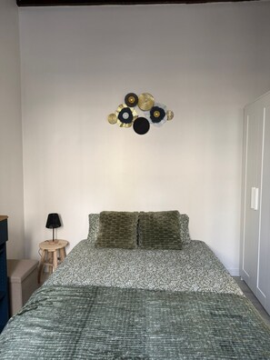 1 dormitorio, escritorio, tabla de planchar con plancha y wifi gratis