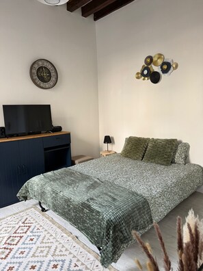 1 slaapkamer, een bureau, een strijkplank/strijkijzer, gratis wifi