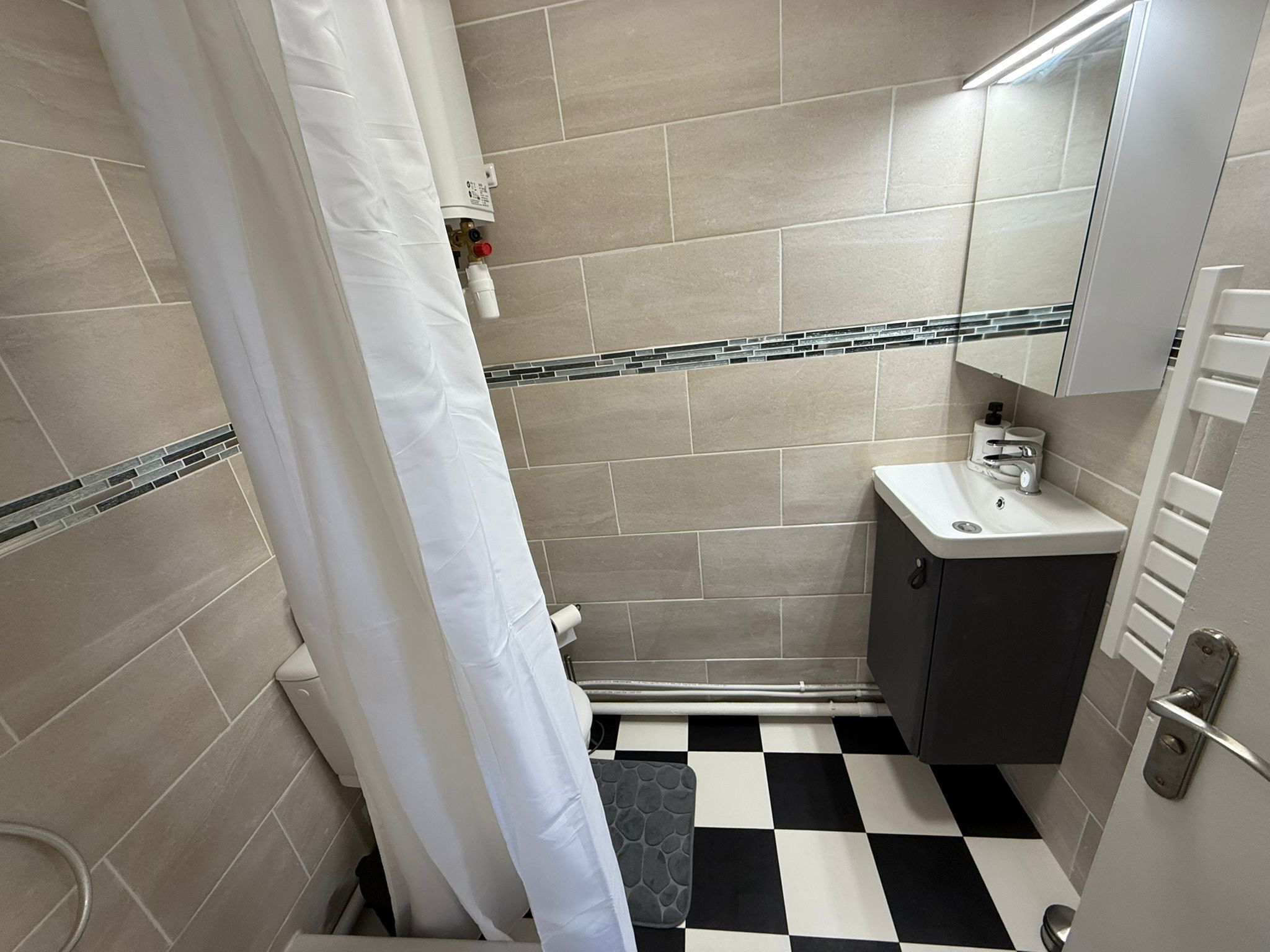 Dusj, hårføner, håndklær og såpe