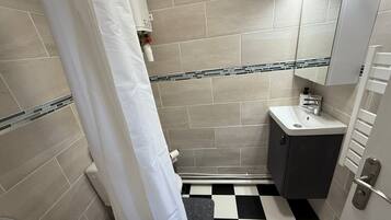 Een douche, een haardroger, handdoeken, zeep