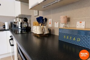 Refrigerador, microondas, horno, placa de cocina