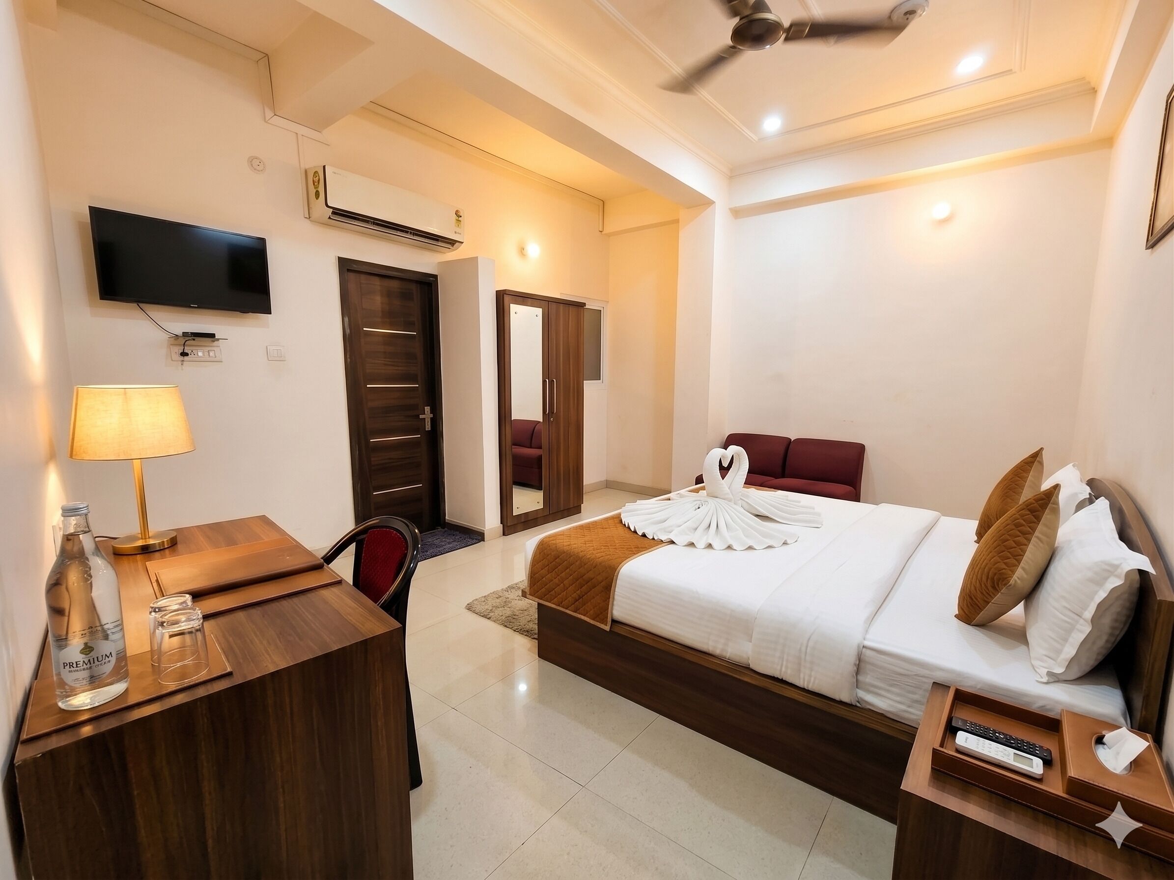 Deluxe Double Room, City View | Laptop workspace, free WiFi