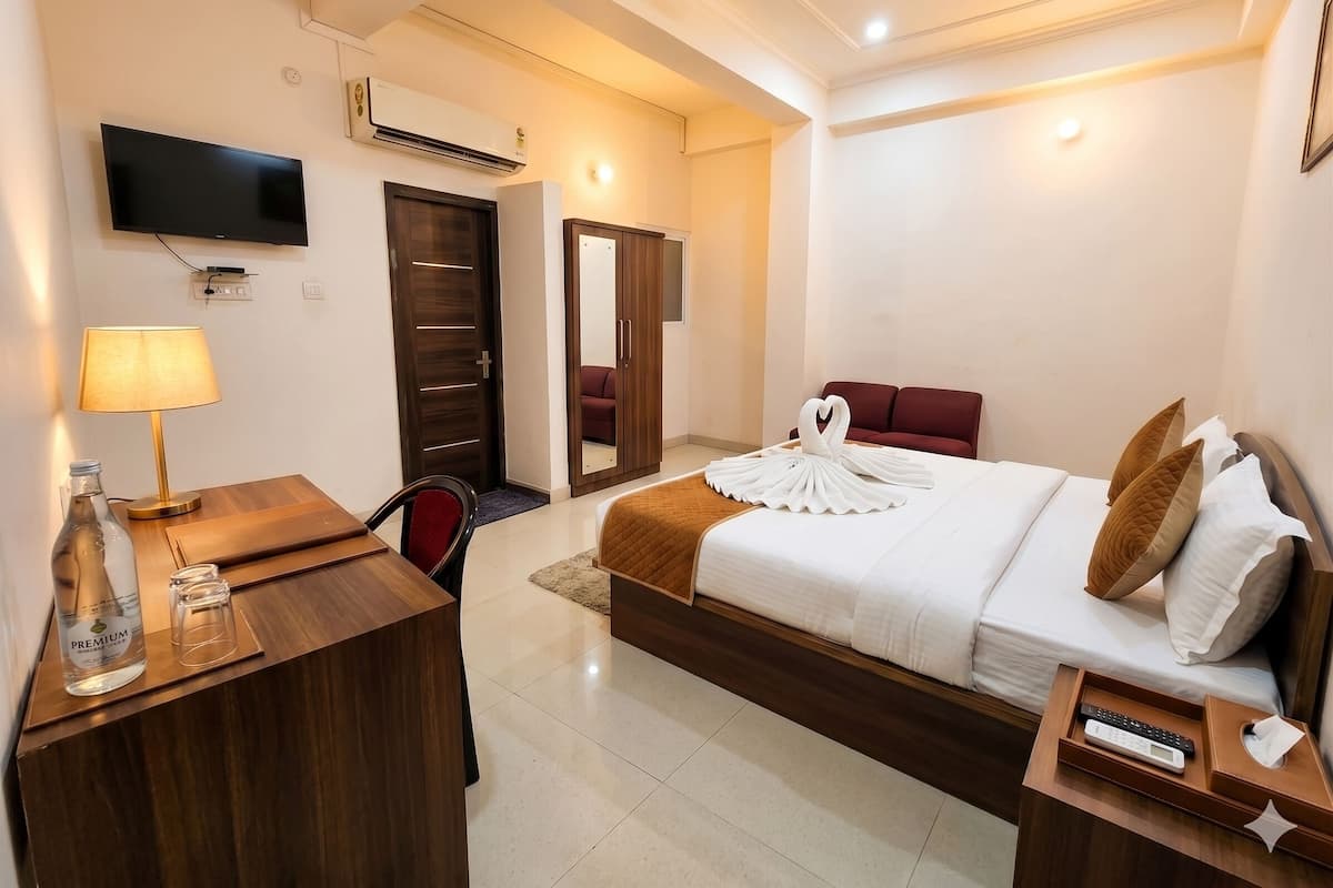 Deluxe Double Room, City View | Laptop workspace, free WiFi