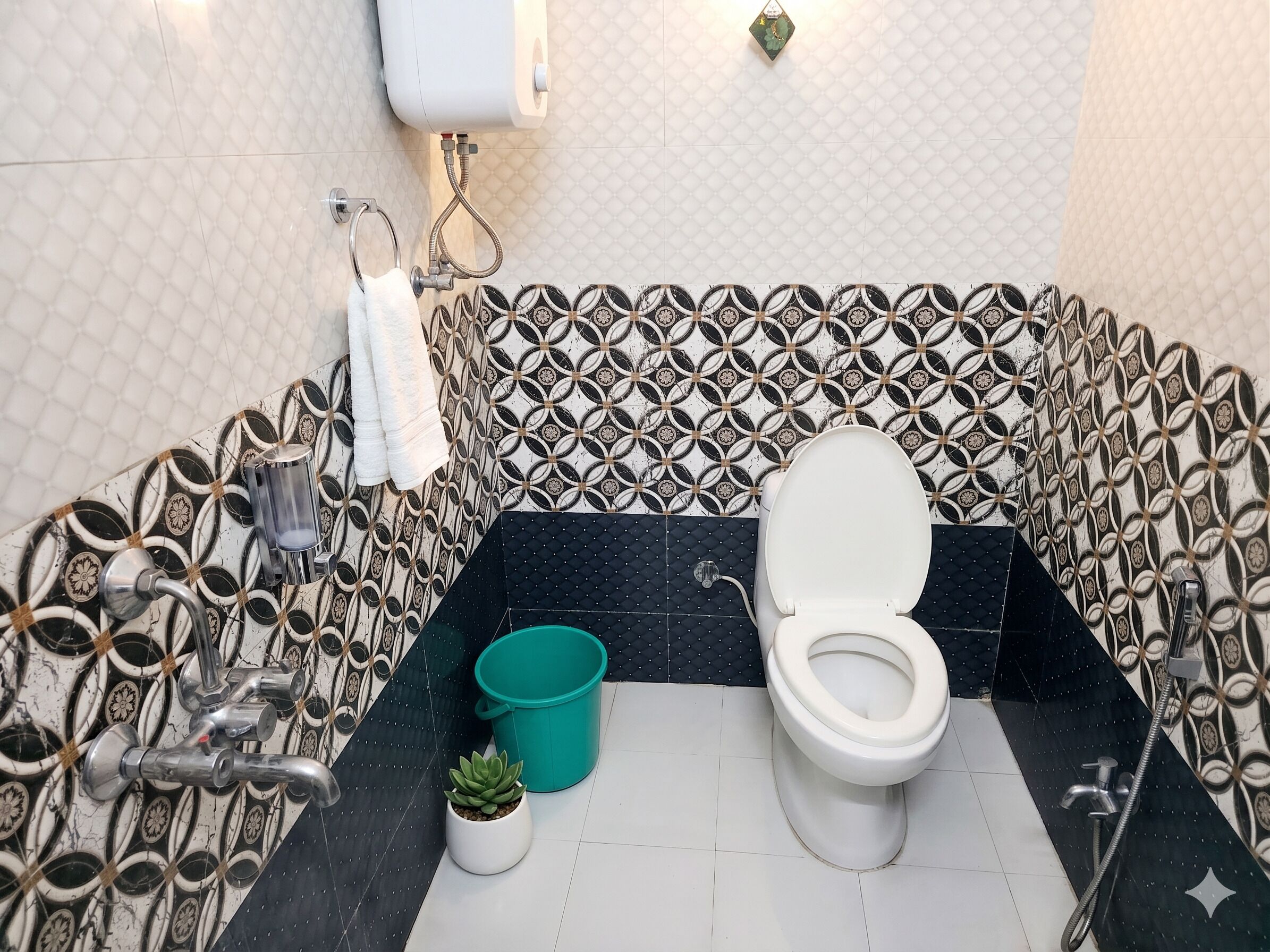 Une salle de bain avec des toilettes, une douche et un lavabo.