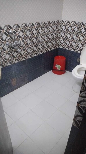 Quarto casal luxo, vista para a cidade | Banheiro | Chuveiro, produtos de toalete grátis, toalhas de banho, sabonete