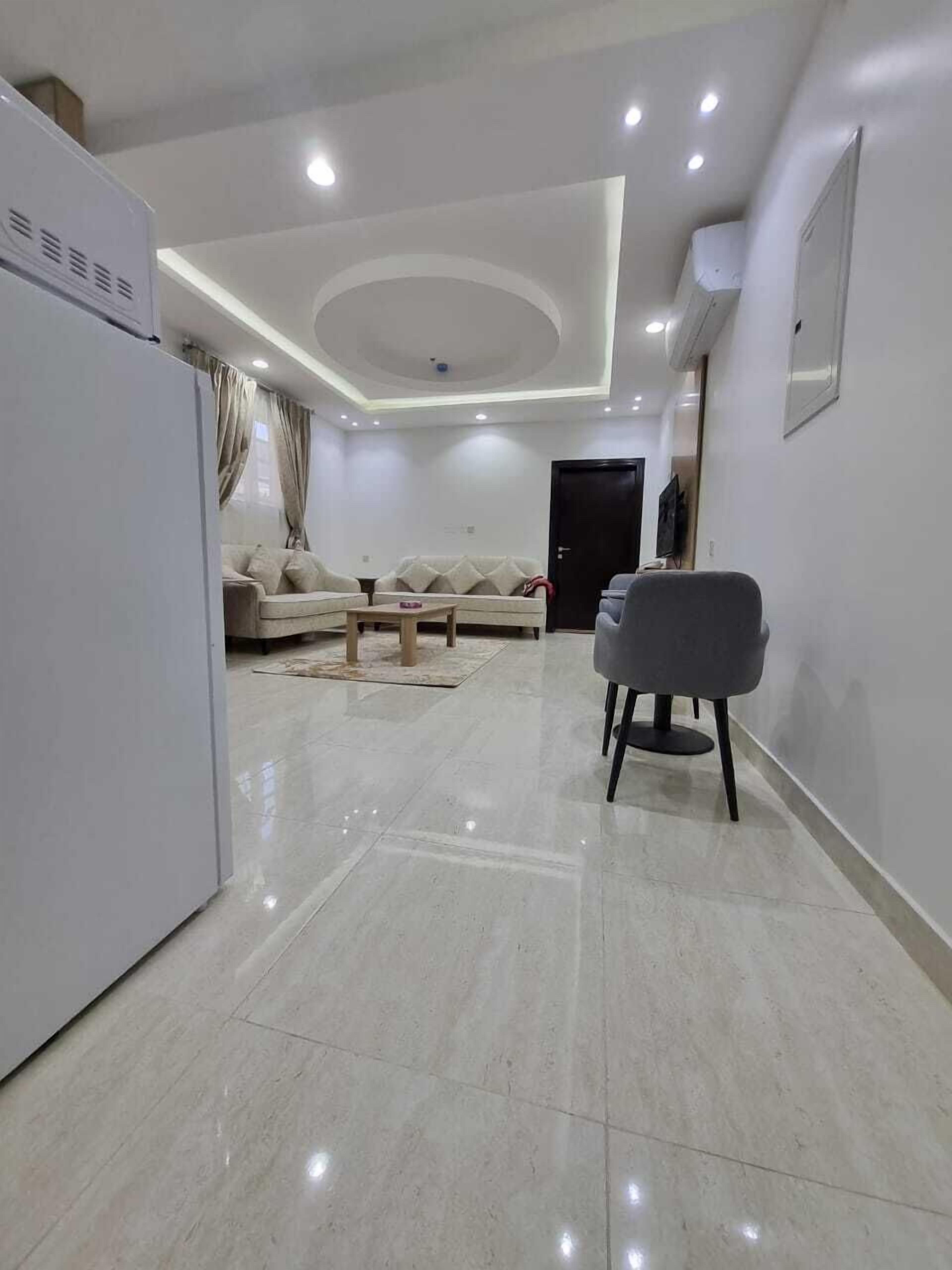 Departamento, varias camas, barra de apoyo en la tina, servicio de limpieza | Área de sala de estar