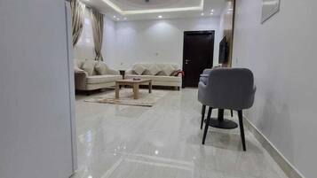 Departamento, varias camas, barra de apoyo en la tina, servicio de limpieza | Área de sala de estar