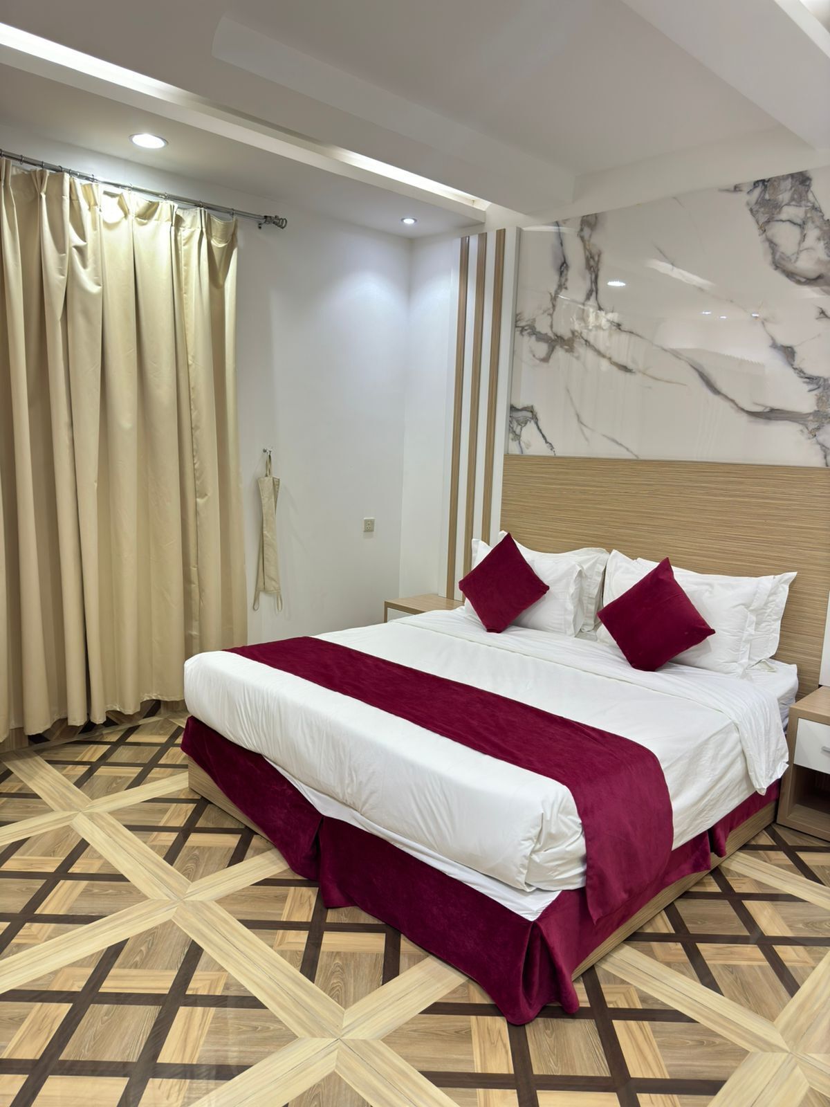 Departamento, varias camas, barra de apoyo en la tina, servicio de limpieza | Caja de seguridad en la habitación y cortinas blackout 