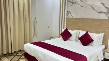 Departamento, varias camas, barra de apoyo en la tina, servicio de limpieza | Caja de seguridad en la habitación y cortinas blackout