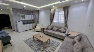 Departamento, varias camas, barra de apoyo en la tina, servicio de limpieza | Área de sala de estar