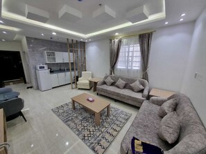 Departamento, varias camas, barra de apoyo en la tina, servicio de limpieza | Área de sala de estar