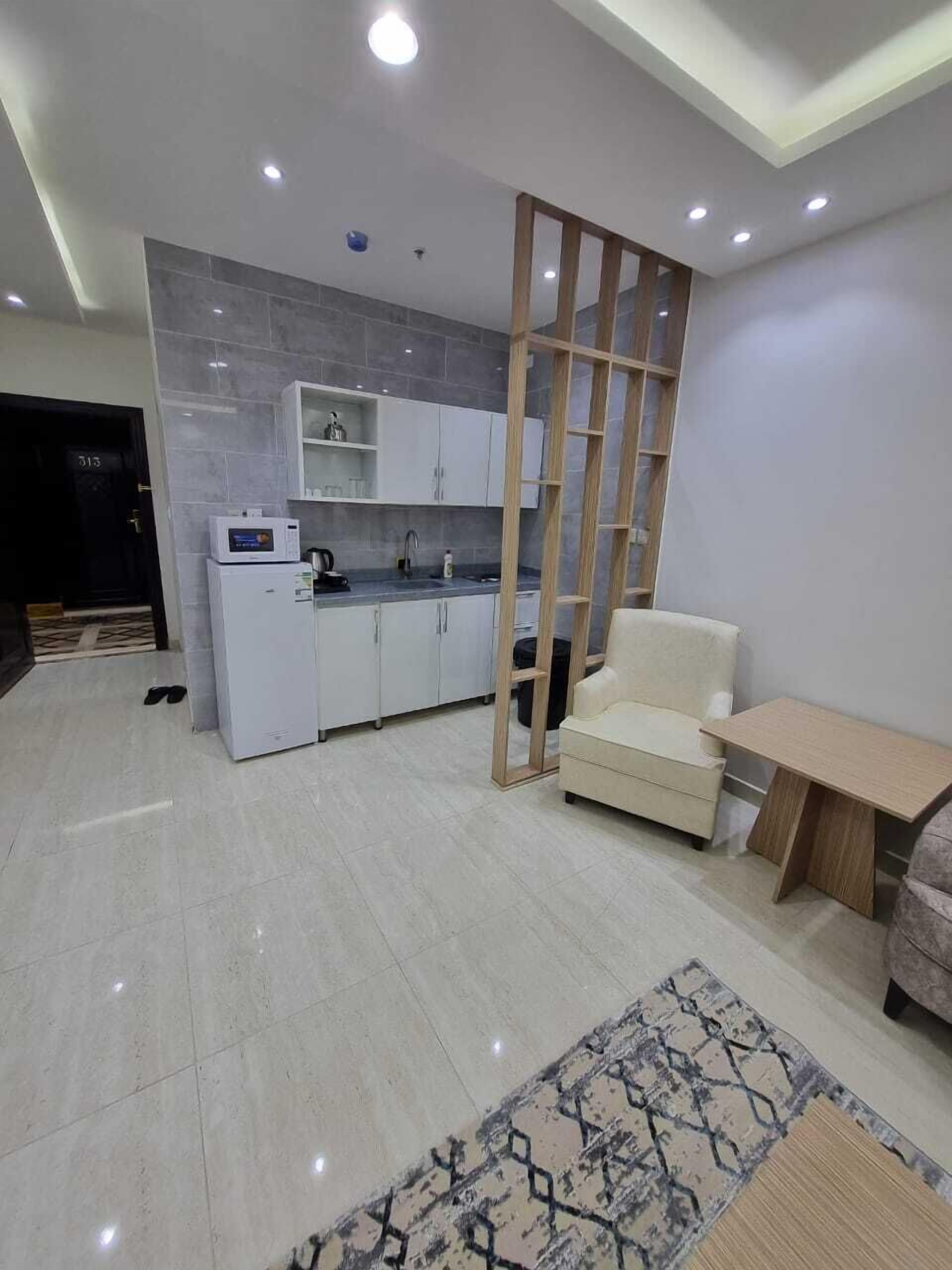 Departamento, varias camas, barra de apoyo en la tina, servicio de limpieza | Área de sala de estar