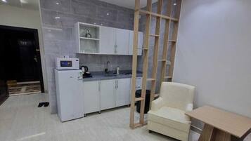 Departamento, varias camas, barra de apoyo en la tina, servicio de limpieza | Área de sala de estar