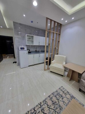 Departamento, varias camas, barra de apoyo en la tina, servicio de limpieza | Área de sala de estar