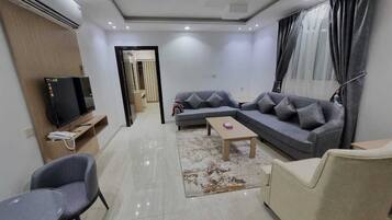 Căn hộ, nhiều giường, thanh vịn trong phòng tắm, dịch vụ dọn phòng | Khu phòng khách