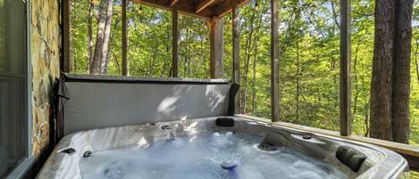 Outdoor spa tub