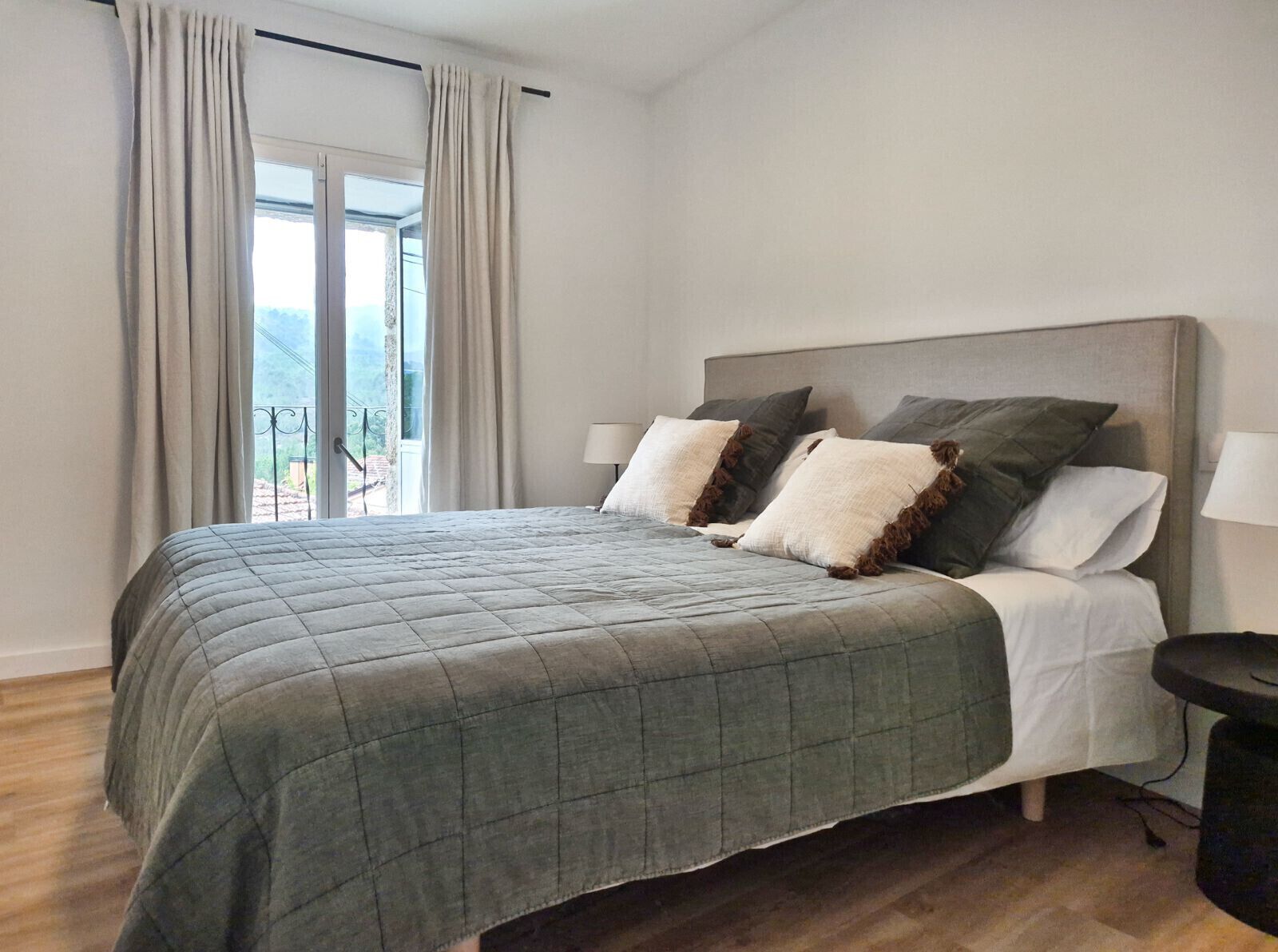 3 slaapkamers, een strijkplank/strijkijzer, reisbedje, gratis wifi