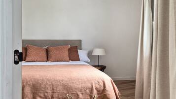3 slaapkamers, een strijkplank/strijkijzer, reisbedje, gratis wifi