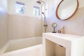 Shower - Villa with private pool, garden, breathtaking views and full airco / wifi (Malaucène)