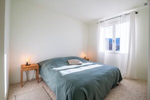 5 habitaciones, tabla de planchar con plancha y cuna de viaje 