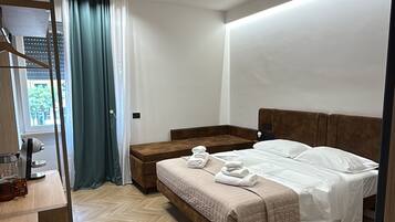 4 Schlafzimmer, BĂŒgeleisen/BĂŒgelbrett, WLAN, BettwĂ€sche