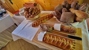 Petit déjeuner buffet (18 CHF par personne)