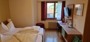 Kamar Double Standar, Bebas Asap Rokok | Ruang kerja ramah laptop, tirai kedap cahaya, dan setrika/meja setrika
