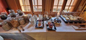 Petit déjeuner buffet (18 CHF par personne)