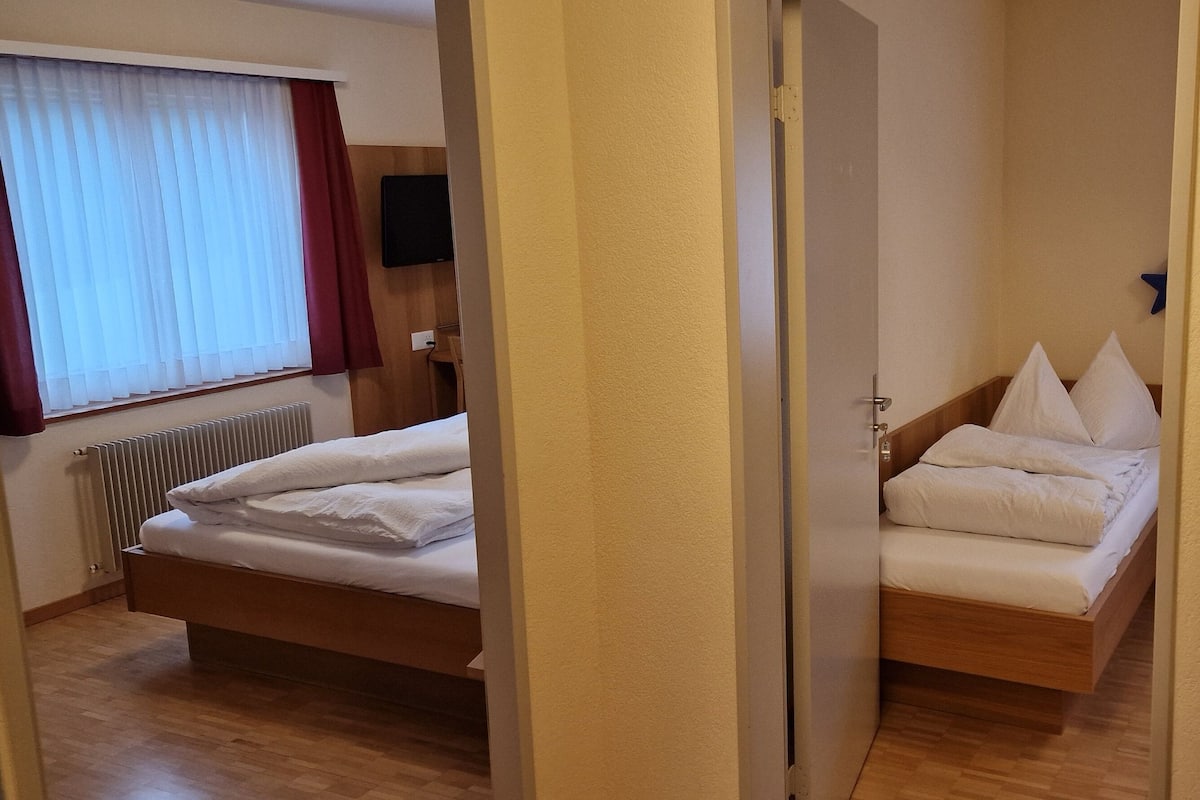Familien-Vierbettzimmer, Nichtraucher | Laptopgeeigneter Arbeitsplatz, Verdunkelungsvorhänge